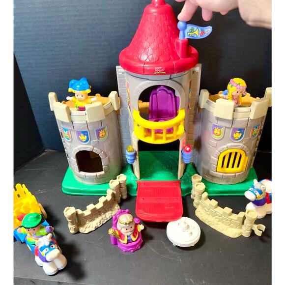 Fisher Price Little People 2003 Lil Kingdom Castle Accessories King Horses more - Picture 6 of 9